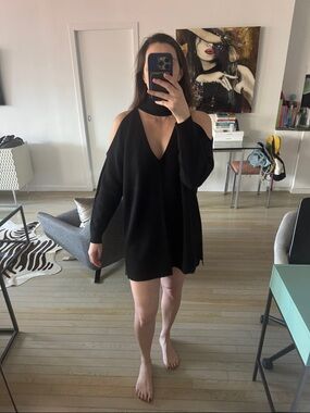 Alice + Olivia Black Cold-Shoulder V-Neck Knit Dress